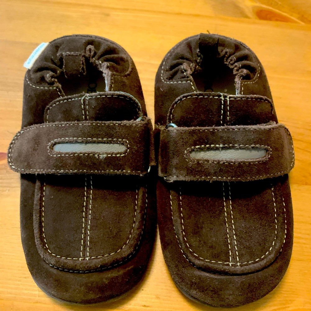 EUC Brown Suede Robeez Tredz 16-20mo Velcro Loafers
